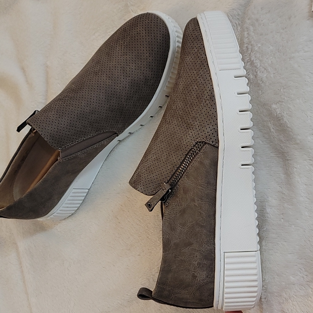 SOUL Naturalizer Turner Side-Zip Slip-On Platform Sneaker - Picture 4 of 8